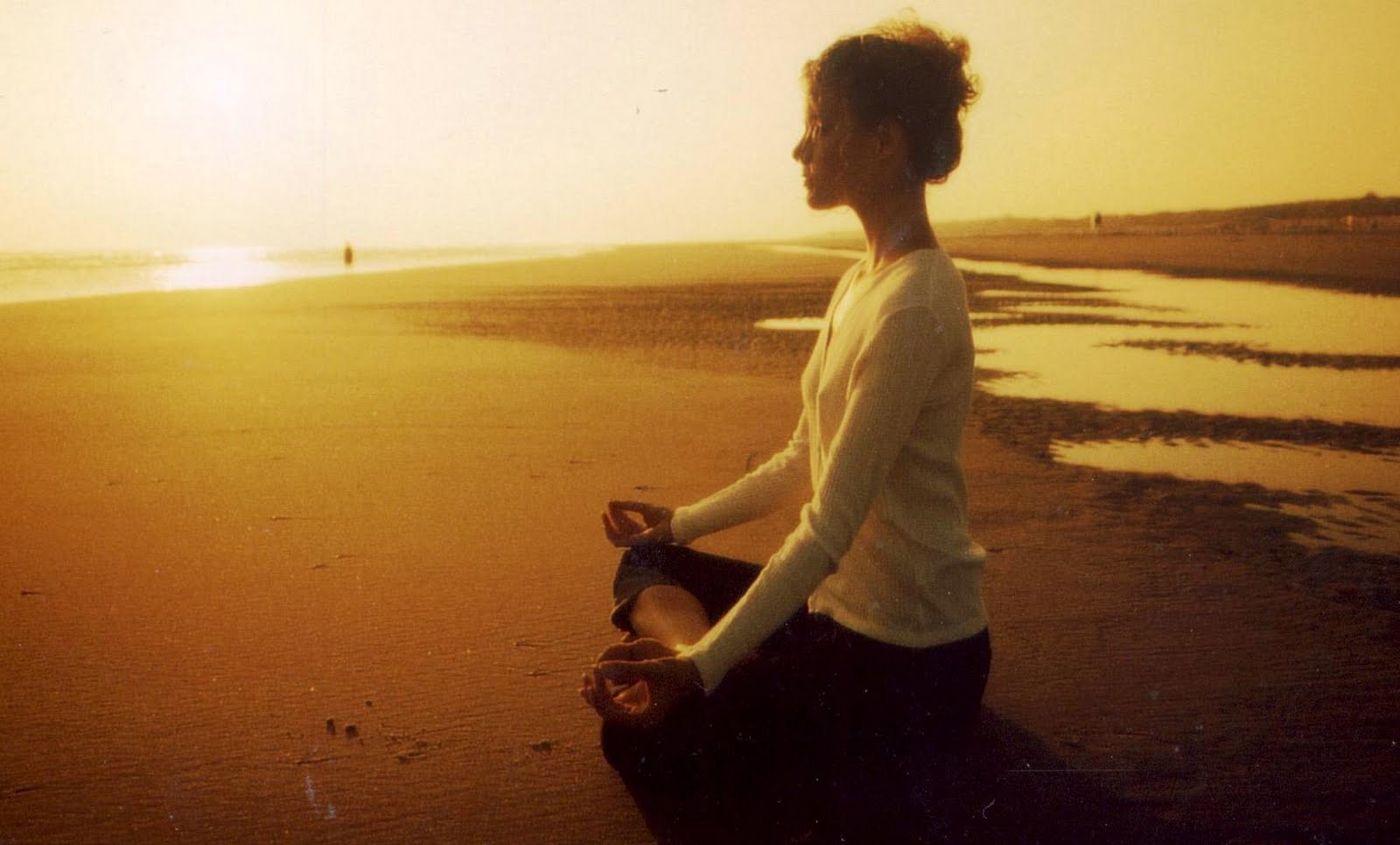 femme qui médite sur la plage