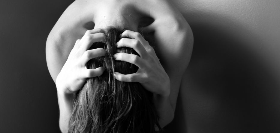 femme tête mains