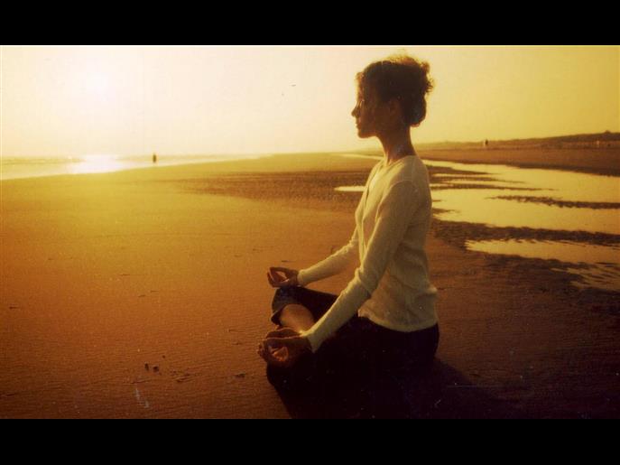 femme qui médite sur la plage