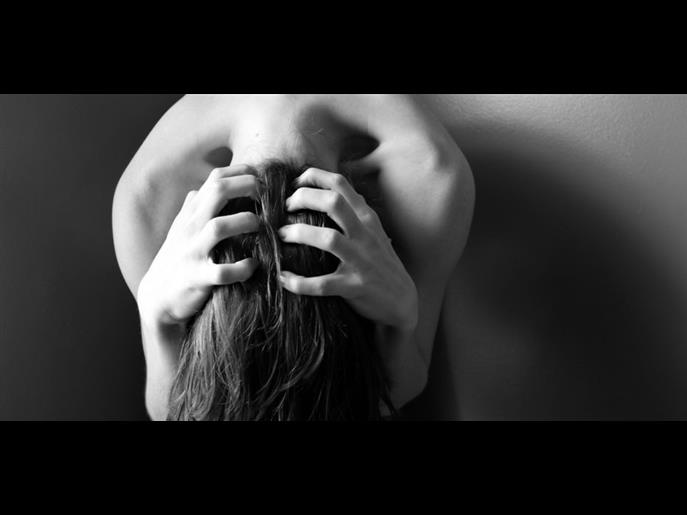 femme tête mains